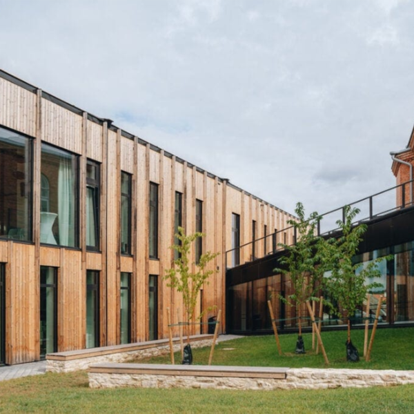 Výhody použitia dreva v interiérovom a exteriérovom dizajne na školách 